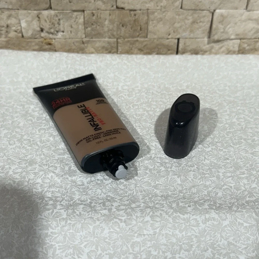 L'Oréal Paris Infallible Pro-Matte Foundation, #109‎ Classic Tan 1 Fl Oz Sealed